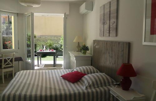 Riou - Petit Juas - Av de Grasse Apartment | Studio Terrasse