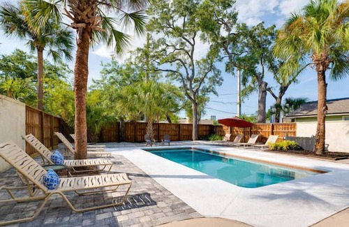 Southbank Apartment | Studio with a Pool! Intimate spot for relaxation