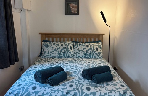West Laroch Cabin | Studio with a ViewnBetween Glencoe and Fort William, close to the shore.