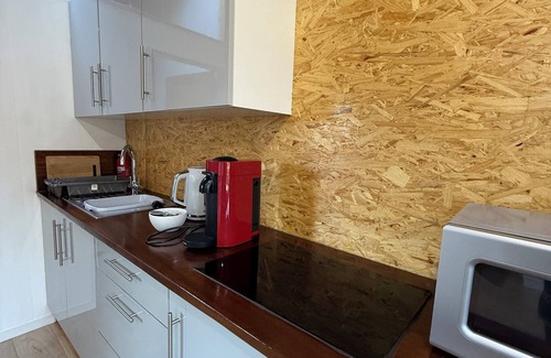 West Laroch Cabin | Studio with a ViewnBetween Glencoe and Fort William, close to the shore.