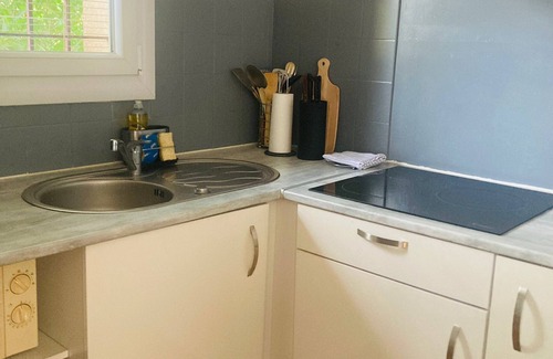 Greoux-les-Bains Apartment | Studio with garden and tranquility