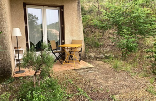 Greoux-les-Bains Apartment | Studio with garden and tranquility
