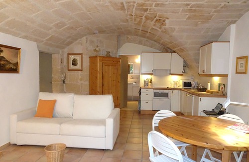 Uzes Apartment | Studio with garden in historic area