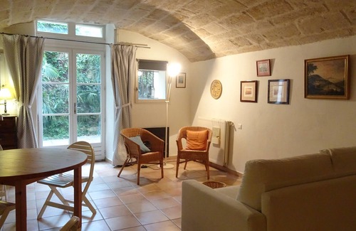 Uzes Apartment | Studio with garden in historic area