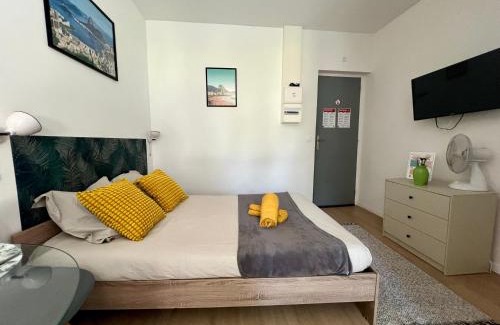 Chatellerault Apartment | Studios modernes et chaleureux proche gare avec accès jardin
