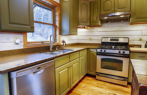 Valois House | Stugan Seneca Lake House: Lake Front Retreat + Minutes from Wineries!