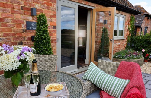 Quedgeley House | Stunning villa for 2 people with WIFI, terrace and pets allowed