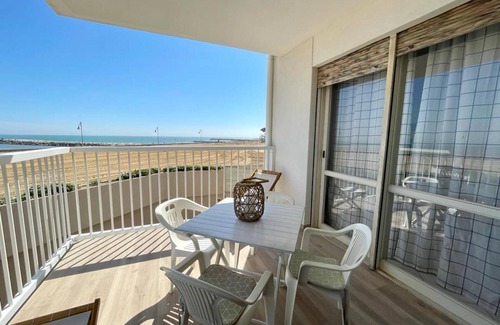 Porto Santa Margherita Apartment | Stunning seafront terraced apartment