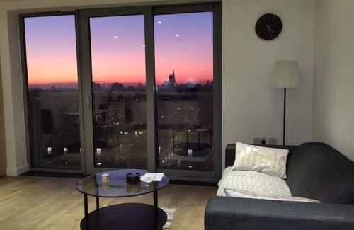 Tower Hamlets Condo | Stunning 1-Bed Apt with Balcony with great views