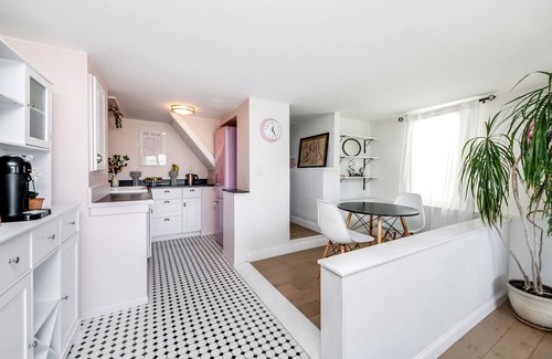 Adams Hill Apartment | Stunning 1-bedroom apartment with view