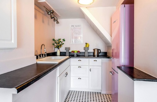 Adams Hill Apartment | Stunning 1-bedroom apartment with view