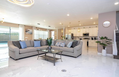 Kissimmee House | Stunning 15 suites close to Disney