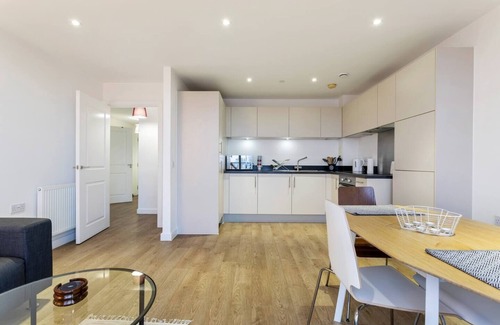 Limehouse Apartment | Stunning 1BD Apt with Balcony, Zone 2 near Canary Wharf