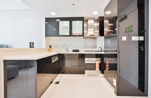 Downtown Dubai Apartment | Stunning 1BR Apartment w/Pool & Gym