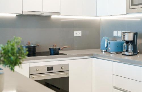 Al Wasl Apartment | Stunning 1BR Canal Front Residence near Downtown