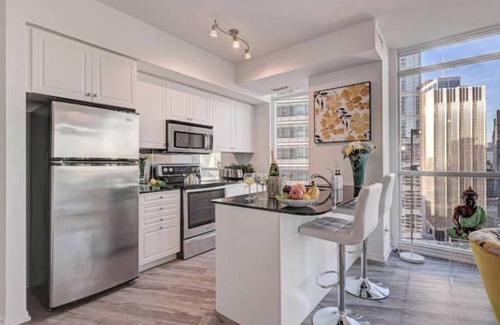 Downtown Toronto Condo | Stunning 2 BD in heart of Toronto + FREE Parking