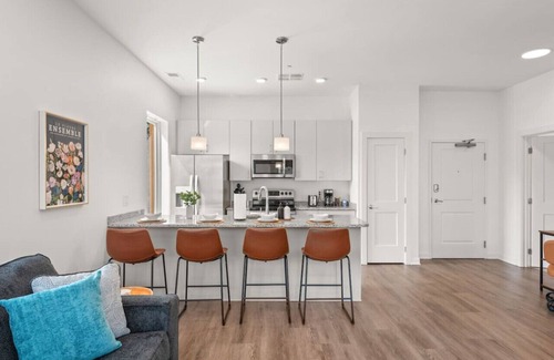 Cleveland Apartment | Stunning 2 Bed/2 Bath | CLE Clinic | Balcony
