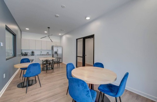 Cleveland Apartment | Stunning 2 Bed/2 Bath | CLE Clinic | Balcony