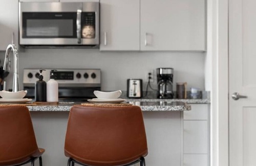 Cleveland Apartment | Stunning 2 Bed/2 Bath | CLE Clinic | Balcony