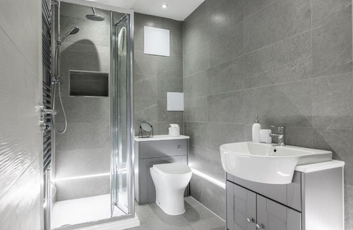 Camberley Apartment | Stunning 2-Bed Apartment in Camberley