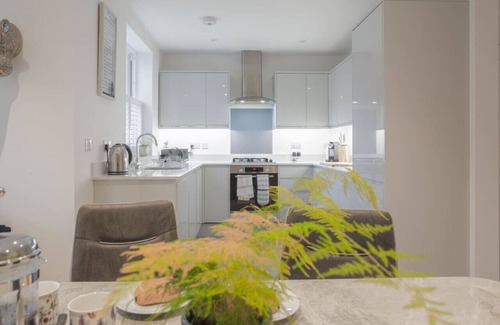Cheltenham House | Stunning 2 Bed with Private Patio and Free Parking