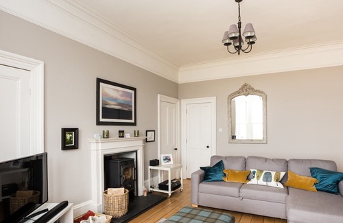 North Berwick Apartment | Stunning 2 bedroom property with outstanding sea views, beautiful private garden and parking.