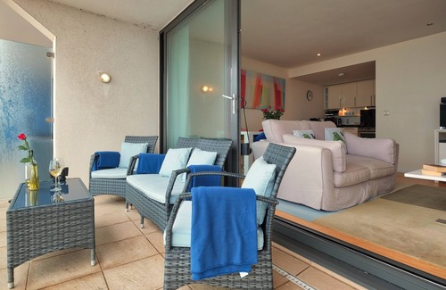 Westleigh Apartment | Stunning 2 bedroom apartment on the sea front
