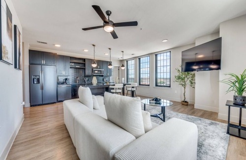 Deep Ellum Apartment | Stunning 2 bedroom highrise deep ellum Dallas