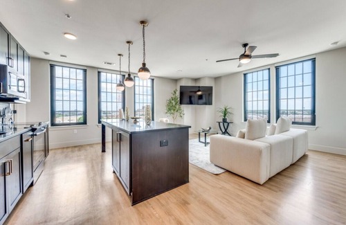 Deep Ellum Apartment | Stunning 2 bedroom highrise deep ellum Dallas