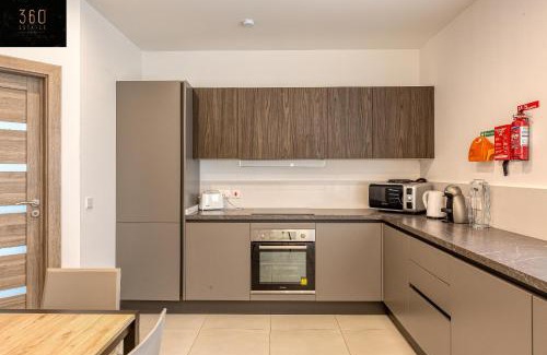 Pieta Apartment | Stunning 2BR penthouse with harbour view & BBQ by 360 Estates