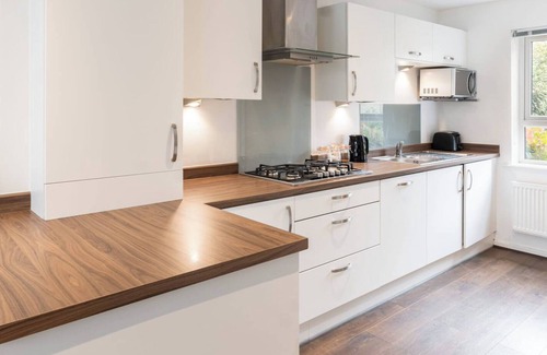 Salford House | Stunning 3 Bedroom House with large Garden and Free parking