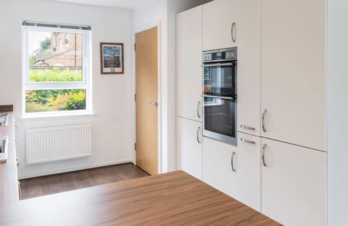 Salford House | Stunning 3 Bedroom House with large Garden and Free parking