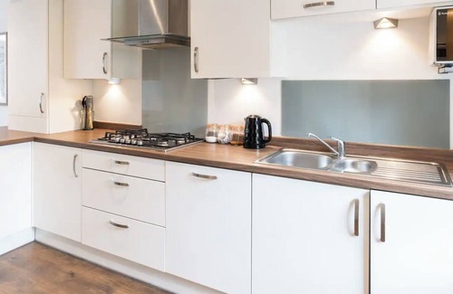 Salford House | Stunning 3 Bedroom House with large Garden and Free parking