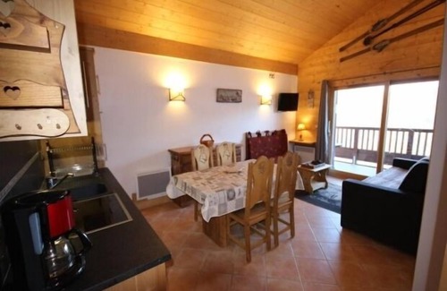 Bisanne 1500 Apartment | Stunning 3-Room Apartment for 6 with Pool Access in Bisanne 1500