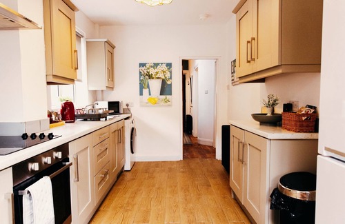 Queens Quarter House | Stunning 4 Bed | Queens Quarter Beside City Centre, Charming 4-bedroom Belfast Exclusive
