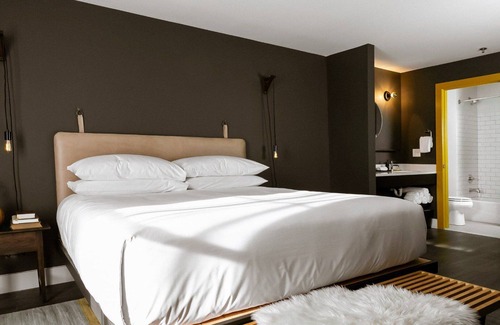 Rutledge Hill Hotel | Stunning 4 Bedroom Suite: Downtown Nash, Full Kitchen/Living, Sleeps 12