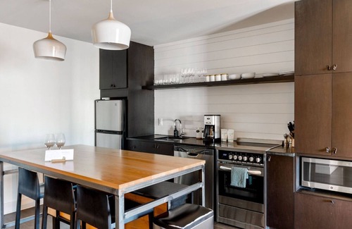 Rutledge Hill Hotel | Stunning 4 Bedroom Suite: Downtown Nash, Full Kitchen/Living, Sleeps 12