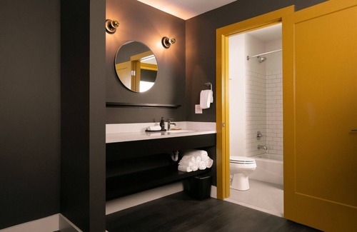 Rutledge Hill Hotel | Stunning 4 Bedroom Suite: Downtown Nash, Full Kitchen/Living, Sleeps 12