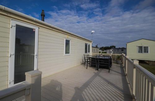 Hunstanton Cabin | Stunning 4 Berth Lodge With Decking At Manor Park In Hunstanton Ref 23173K