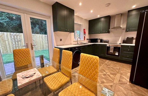 Telford House | Stunning 4 Bedroom| Sleeps 8| Centre Of Telford