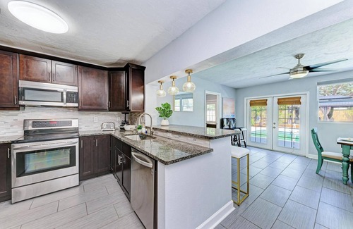 Bradenton House | Stunning 4B House near IMG-AMI-Heated Pool-King Bed-Backyard Oasis-FirePit!
