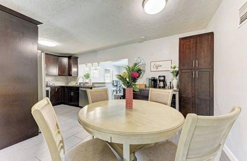 Bradenton House | Stunning 4B House near IMG-AMI-Heated Pool-King Bed-Backyard Oasis-FirePit!