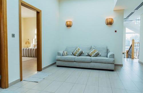 Dubai Villa | Stunning 4BR Jumeira Park Villa With Pool and Jacuzzi