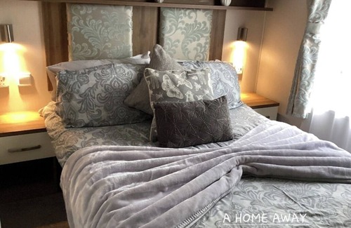 Tattershall Ski Chalet | Stunning 5-Bed Hot Tub Retreat at Tattershall lake