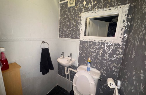 Castle House | Stunning 5 Bedroom Home in the Heart of Swansea | Snooker Table, Wifi & Parking!