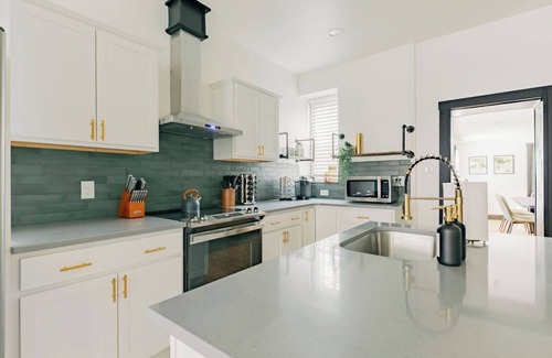 Lancaster House | Stunning 5 BR - Heart of Downtown