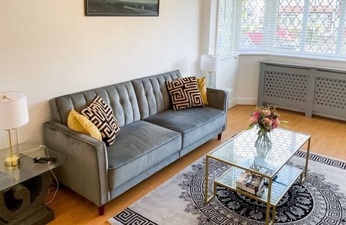 Lewisham House | STUNNING 5-STAR MORDEN 3 BEDROOM HOUSE FREE PARKING -7 MILES FROM CENTRAL LONDON