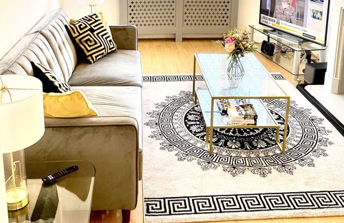 Lewisham House | STUNNING 5-STAR MORDEN 3 BEDROOM HOUSE FREE PARKING -7 MILES FROM CENTRAL LONDON