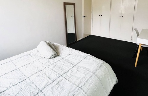 St Kilda West Apartment | Stunning apartment within minutes of everything