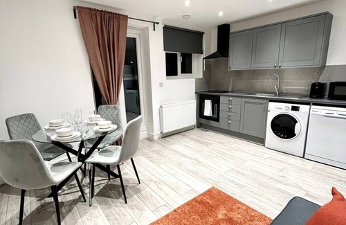 Ealing Broadway Apartment | Stunning Apartment -Quick Access to Central London